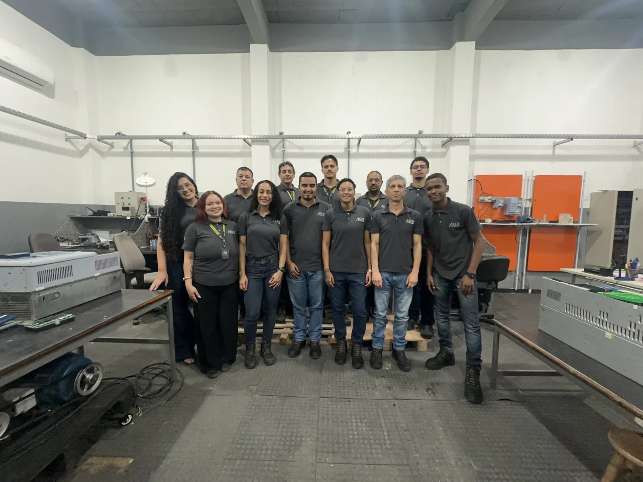 Equipe da AS3 reunida no laboratório, em outubro de 2026